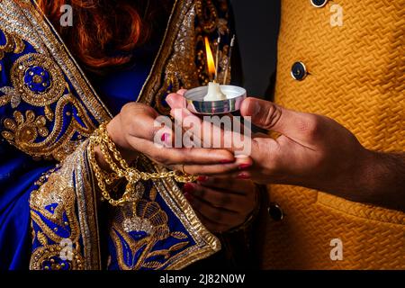 indian femme et hindou man célébration divalii fond de studio Banque D'Images