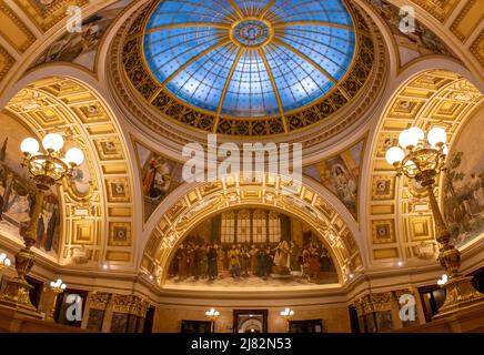 PRAGUE, TCHÉQUIE, JANVIER 26 2022, plafond décoratif avec une coupole de verre à l'intérieur du Musée national de Prague. Banque D'Images