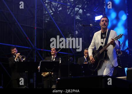 Turin, Italie. 11th mai 2022. L'artiste de Turin Alberto Bianco, connu simplement sous le nom de Bianco, se produit au village Eurovision. (Photo de Daniela Parra Saiani/Pacific Press) crédit: Pacific Press Media production Corp./Alay Live News Banque D'Images