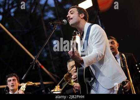 Turin, Italie. 11th mai 2022. L'artiste de Turin Alberto Bianco, connu simplement sous le nom de Bianco, se produit au village Eurovision. (Photo de Daniela Parra Saiani/Pacific Press) crédit: Pacific Press Media production Corp./Alay Live News Banque D'Images