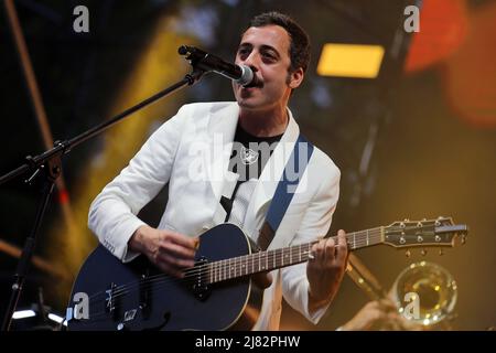 Turin, Italie. 11th mai 2022. L'artiste de Turin Alberto Bianco, connu simplement sous le nom de Bianco, se produit au village Eurovision. (Photo de Daniela Parra Saiani/Pacific Press) crédit: Pacific Press Media production Corp./Alay Live News Banque D'Images