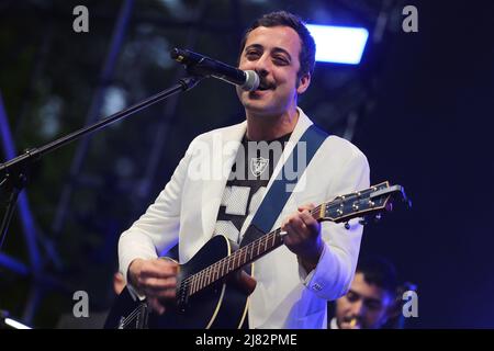 Turin, Italie. 11th mai 2022. L'artiste de Turin Alberto Bianco, connu simplement sous le nom de Bianco, se produit au village Eurovision. (Photo de Daniela Parra Saiani/Pacific Press) crédit: Pacific Press Media production Corp./Alay Live News Banque D'Images