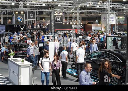 Belgrade, Serbie. 12th mai 2022. Les gens visitent la foire automobile et moto de Belgrade 7th à Belgrade, Serbie, le 12 mai 2022. Une foire biennale des voitures et des motos a ouvert jeudi à Belgrade après un hiatus causé par la pandémie COVID-19, offrant un aperçu de nouveaux modèles de véhicules électriques et écoperfectionnés. Credit: Nemanja Cabric/Xinhua/Alay Live News Banque D'Images