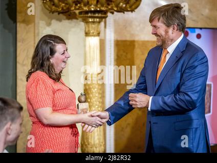 LA HAYE - pays-Bas, 2022-05-12 13:20:13 LA HAYE - Roi Willem-Alexander avec les gagnants lors de la présentation des Appeltjes van Oranje, les prix annuels du Fonds Orange. Normalement, la reine M‡xima le fait, mais le roi prend le relais une fois parce que les prix sont remis pour la vingtième fois. REMKO DE WAAL pays-bas hors - belgique hors Banque D'Images