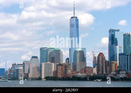 Vue sur les gratte-ciel de Manhattan depuis le fleuve Hudson. Banque D'Images