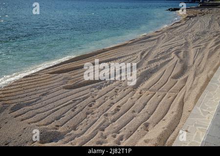 Une nouvelle plage. Le sable grossier/caillou/gravier vient d'être livré par camion et poussé par une chargeuse sur pneus pour former une plage au bord de la mer. Banque D'Images