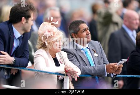 Les amateurs de course regardent l'action pendant la deuxième journée du Dante Festival 2022 à l'hippodrome de York. Date de la photo: Jeudi 12 mai 2021. Banque D'Images