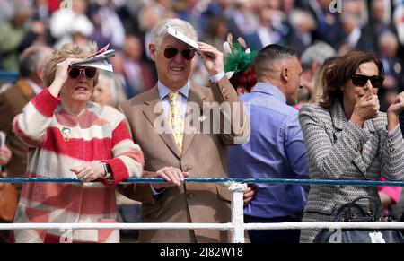 Les amateurs de course regardent l'action pendant la deuxième journée du Dante Festival 2022 à l'hippodrome de York. Date de la photo: Jeudi 12 mai 2021. Banque D'Images