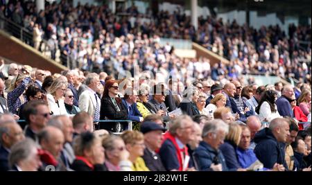 Les amateurs de course regardent l'action pendant la deuxième journée du Dante Festival 2022 à l'hippodrome de York. Date de la photo: Jeudi 12 mai 2021. Banque D'Images