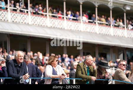 Les amateurs de course regardent l'action pendant la deuxième journée du Dante Festival 2022 à l'hippodrome de York. Date de la photo: Jeudi 12 mai 2021. Banque D'Images