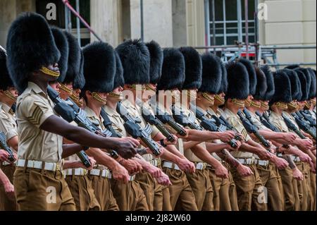 Londres, Royaume-Uni. 12th mai 2022. Guardsmen fore, à Wellington Barracks, comme une pratique pour Trooping the Color. Ils portent une robe de service mais aussi les barbes de leurs uniformes complets - préparatifs pour la célébration du Jubilé de platine de HM la Reine Elizabeth. Crédit : Guy Bell/Alay Live News Banque D'Images