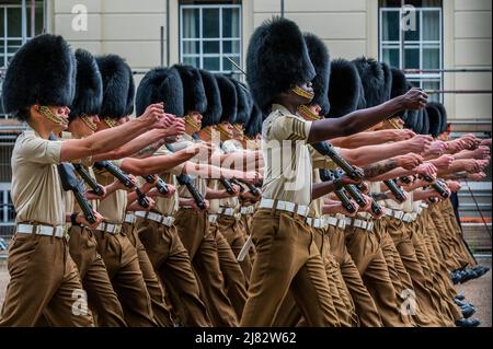 Londres, Royaume-Uni. 12th mai 2022. Guardsmen fore, à Wellington Barracks, comme une pratique pour Trooping the Color. Ils portent une robe de service mais aussi les barbes de leurs uniformes complets - préparatifs pour la célébration du Jubilé de platine de HM la Reine Elizabeth. Crédit : Guy Bell/Alay Live News Banque D'Images