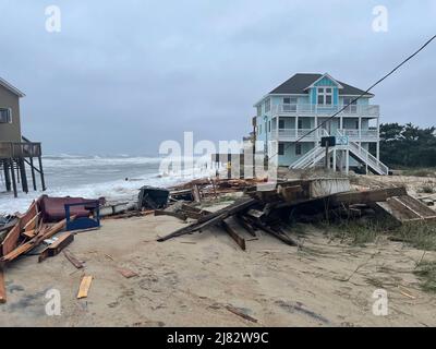 Rodanthe, États-Unis d'Amérique. 10th mai 2022. Rodanthe, États-Unis d'Amérique. 10 mai 2022. Seuls des débris demeurent sur le site de deux maisons en bord de mer qui se sont effondrées suite à l'érosion des plages et à la montée des mers le long d'Ocean Drive sur les rives extérieures de la Caroline du Nord, le 10 mai 2022 à Rodanthe, en Caroline du Nord. Crédit : NPS/National Park Service/Alamy Live News Banque D'Images