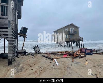 Rodanthe, États-Unis d'Amérique. 10th mai 2022. Rodanthe, États-Unis d'Amérique. 10 mai 2022. Une maison en bord de mer au bord de l'effondrement après les marées montantes a consommé la terre autour d'elle sur Ocean Drive aux rives extérieures de la Caroline du Nord, le 10 mai 2022 à Rodanthe, Caroline du Nord. Deux maisons se sont effondrées en débris et plusieurs autres sont gravement menacées par l'érosion et les fortes marées. Crédit : NPS/National Park Service/Alamy Live News Banque D'Images