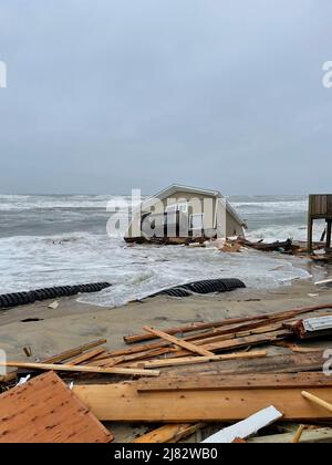 Rodanthe, États-Unis d'Amérique. 10th mai 2022. Rodanthe, États-Unis d'Amérique. 10 mai 2022. Seuls des débris demeurent sur le site de deux maisons en bord de mer qui se sont effondrées suite à l'érosion des plages et à la montée des mers le long d'Ocean Drive sur les rives extérieures de la Caroline du Nord, le 10 mai 2022 à Rodanthe, en Caroline du Nord. Crédit : NPS/National Park Service/Alamy Live News Banque D'Images