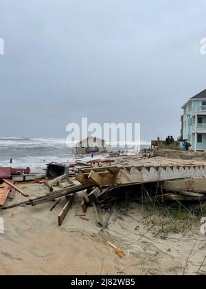 Rodanthe, États-Unis d'Amérique. 10th mai 2022. Rodanthe, États-Unis d'Amérique. 10 mai 2022. Seuls des débris demeurent sur le site de deux maisons en bord de mer qui se sont effondrées suite à l'érosion des plages et à la montée des mers le long d'Ocean Drive sur les rives extérieures de la Caroline du Nord, le 10 mai 2022 à Rodanthe, en Caroline du Nord. Crédit : NPS/National Park Service/Alamy Live News Banque D'Images