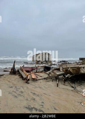 Rodanthe, États-Unis d'Amérique. 10th mai 2022. Rodanthe, États-Unis d'Amérique. 10 mai 2022. Seuls des débris demeurent sur le site de deux maisons en bord de mer qui se sont effondrées suite à l'érosion des plages et à la montée des mers le long d'Ocean Drive sur les rives extérieures de la Caroline du Nord, le 10 mai 2022 à Rodanthe, en Caroline du Nord. Crédit : NPS/National Park Service/Alamy Live News Banque D'Images