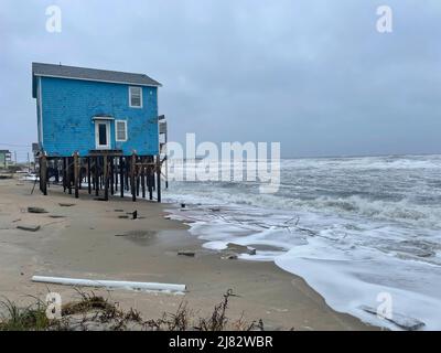 Rodanthe, États-Unis d'Amérique. 10th mai 2022. Rodanthe, États-Unis d'Amérique. 10 mai 2022. Seuls des débris demeurent sur le site de deux maisons en bord de mer qui se sont effondrées suite à l'érosion des plages et à la montée des mers le long d'Ocean Drive sur les rives extérieures de la Caroline du Nord, le 10 mai 2022 à Rodanthe, en Caroline du Nord. Crédit : NPS/National Park Service/Alamy Live News Banque D'Images