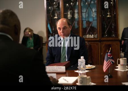 Arlington, États-Unis d'Amérique. 11th mai 2022. Arlington, États-Unis d'Amérique. 11 mai 2022. Le secrétaire américain à la Défense, Lloyd J. Austin III, accueille des discussions bilatérales avec le secrétaire d'État à la Défense du Royaume-Uni, Ben Wallace, à droite, au Pentagone, le 11 mai 2022 à Arlington, Virginie. Credit: Lisa Ferdinando/DOD/Alay Live News Banque D'Images