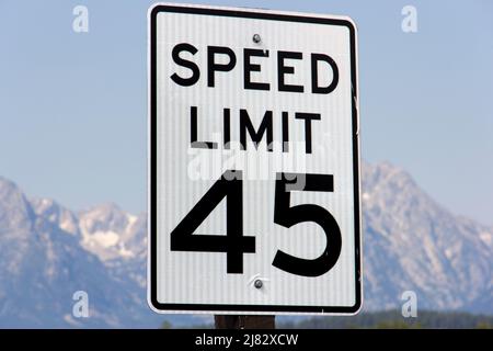 Panneau de signalisation depuis les États-Unis avec limite de vitesse quarante-cinq. Bouclier de limitation de vitesse devant les montagnes du parc national Great Teton. Banque D'Images