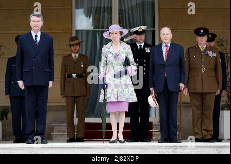 La princesse royale avec le vice-amiral Sir Timothy Laurence (à gauche) participe à la fête annuelle du jardin de l'Association non oubliée à Buckingham Palace à Londres. Date de la photo: Jeudi 12 mai 2022. Banque D'Images