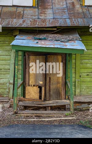 véranda d'une ancienne maison en bois avec une porte fermée. Photo de haute qualité Banque D'Images