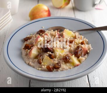 Porridge petit déjeuner avec dattes, pommes et noix Banque D'Images