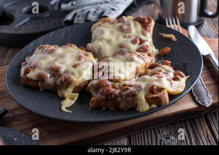 Repas de forme physique pour la construction musculaire avec un pain grillé au grain entier avec des haricots et du fromage léger sur une assiette Banque D'Images