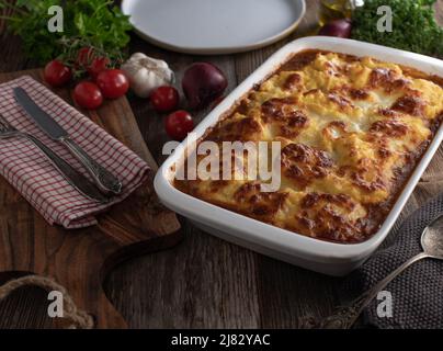 Plat de cocotte avec Chili con carne et une délicieuse purée de pommes de terre, croûte de fromage. Repas sans gluten Banque D'Images