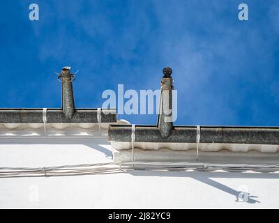 Gouttières en métal fabriquées à la main avec des chiffres sur la pointe Banque D'Images