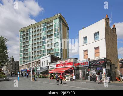 Boutiques sur Greens End, General Gordon Square à Woolwich, dans le sud-est de Londres. Immeuble du conseil derrière. Banque D'Images
