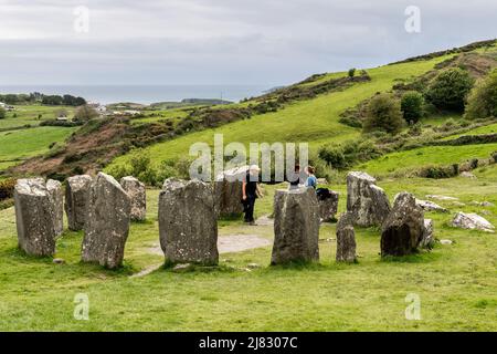 Drombeg, West Cork, Irlande. 12th mai 2022. Les touristes apprécient de visiter le cercle de pierres de Drombeg à West Cork cet après-midi. Le cercle de pierres de Drombeg, également connu sous le nom d'autel des Druides, se compose de 17 pierres sur pied et a été daté entre 153BC et 127AD. Drombeg est l'un des sites mégalithiques les plus visités d'Irlande. Crédit : AG News/Alay Live News Banque D'Images