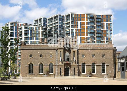 De nouveaux appartements surshadow Artillery Square, Woolwich, Londres, Royaume-Uni. Montre le bâtiment victorien de la salle de conseil - maintenant l'Académie des arts de la scène Banque D'Images