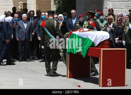 Ramallah, Gaza. 12th mai 2022. Le président palestinien Mahmoud Abbas (L) se tient près du cercueil du journaliste américain Al Jazeera Shireen Abu Akleh, enveloppé de drapeau, lors d'un enterrement d'État au quartier général de la résidence du président, dans la ville de Ramallah, en Cisjordanie, le jeudi 12 mai 2022. Abu Akleh, qui a couvert le conflit au Moyen-Orient pendant plus de 25 ans, a été abattu mercredi lors d'un raid militaire israélien dans la ville de Djénine, en Cisjordanie. Photo de Mohammad Tamim/UPI crédit: UPI/Alay Live News Banque D'Images