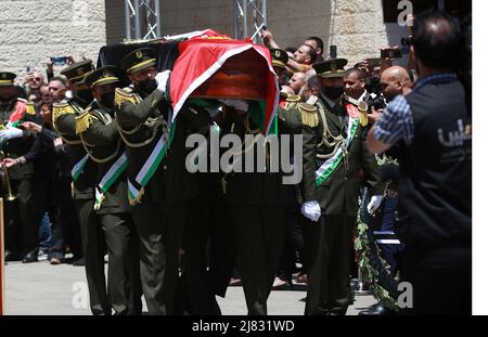 Ramallah, Gaza. 12th mai 2022. Les gardes d'honneur palestiniens portent le cercueil du journaliste américain-palestinien Al-Jazeera Shireen Abu Akleh lors d'un cortège funèbre au siège de l'Autorité palestinienne dans la ville de Ramallah, en Cisjordanie, le jeudi 12 mai 2022. Abu Akleh, qui a couvert le conflit dans le Middl East pendant plus de 25 ans, a été abattu mercredi lors d'un raid militaire israélien dans la ville de Djénine, en Cisjordanie. Photo de Mohammad Tamim/UPI crédit: UPI/Alay Live News