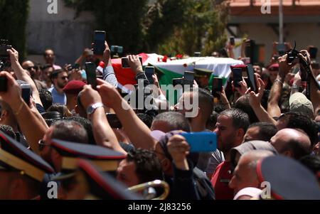 Ramallah, Gaza. 12th mai 2022. Les Palestiniens portent le cercueil de la journaliste israélo-palestinienne Shireen Abu Akleh lors de ses funérailles en Cisjordanie à Ramallah le jeudi 12 mai 2022. Abu Akleh, qui a couvert le conflit au Moyen-Orient pendant plus de 25 ans, a été abattu mercredi lors d'un raid militaire israélien dans la ville de Djénine, en Cisjordanie. Photo de Mohammad Tamim/UPI crédit: UPI/Alay Live News