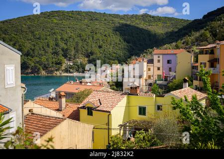 Le petit village de Valun sur l'île de Cres (Croatie) par une journée ensoleillée au printemps Banque D'Images