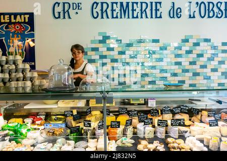 Montpellier, France, Portrait Woman in Fromagerie, Cremerie, French Cheese Shop, approvisionnement alimentaire durable, Small Business Woman, fournisseur local Banque D'Images