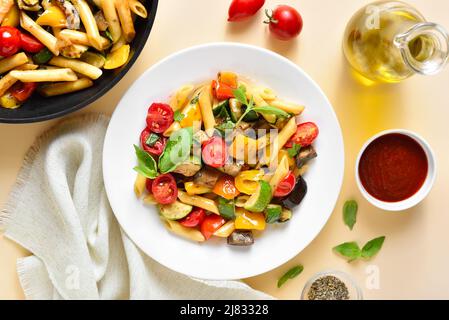 Salade de pâtes Ratatouille sur une assiette sur fond clair.Vue de dessus, plan d'appartement Banque D'Images