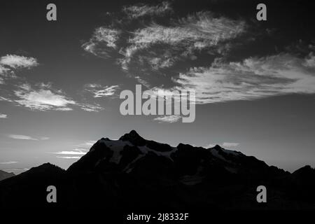 WA21549-00...WASHINGTON - le soleil se lève derrière le mont Shuksan depuis Artist point dans la forêt nationale du mont Baker-Snoqualmie. Banque D'Images