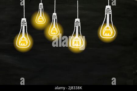 Idée,innovation,démarrage,solution et concept de créativité. Ampoules sur panneau noir, modèle de conception grand espace de copie Banque D'Images