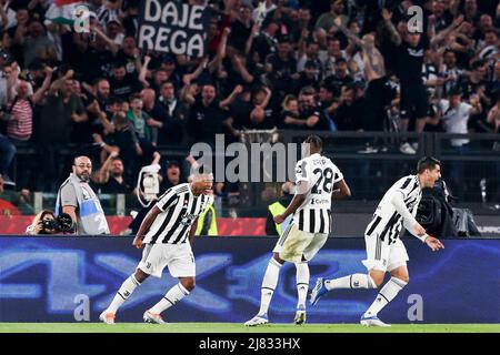 Le défenseur brésilien de Juventus, Alex Sandro, célèbre après avoir obtenu un but lors de la finale de Coppa Italia entre Juventus et Inter au stade Olimpico de Rome, au centre de l'Italie, le 11 mai 2022. Banque D'Images