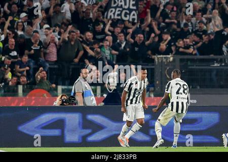 Le défenseur brésilien de Juventus, Alex Sandro, célèbre après avoir obtenu un but lors de la finale de Coppa Italia entre Juventus et Inter au stade Olimpico de Rome, au centre de l'Italie, le 11 mai 2022. Banque D'Images