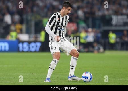 Alvaro Morata, l'avant espagnol de Juventus, contrôle le ballon lors de la finale de Coppa Italia entre Juventus et Inter au stade Olimpico de Rome, au centre de l'Italie, le 11 mai 2022. Banque D'Images