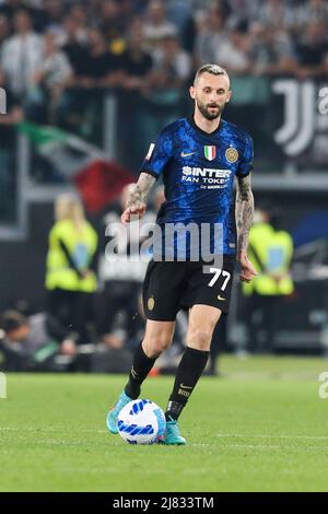 InterÕs milieu de terrain croate Marcelo Brozovic contrôle le ballon lors de la finale de Coppa Italia entre Juventus et Inter au stade Olimpico Rome, centre de l'Italie, le 11 mai 2022. Banque D'Images