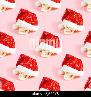 Crâne blanc en fête chapeau Noël Père Noël répéter sans couture motif sur fond rose clair. Papier cadeau de Noël et du nouvel an. Banque D'Images