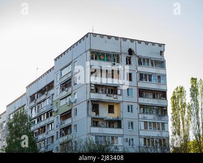 Kharkiv, Kharkov, Ukraine - 05.07.2022 : incendié détruit un immeuble civil après avoir bombardé une fusée bombardant l'armée réclamée russe Banque D'Images
