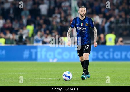 InterÕs milieu de terrain croate Marcelo Brozovic contrôle le ballon lors de la finale de Coppa Italia entre Juventus et Inter au stade Olimpico Rome, centre de l'Italie, le 11 mai 2022. Banque D'Images