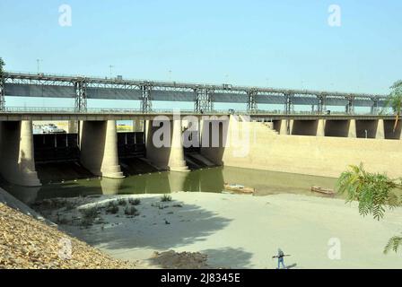 Hyderabad (Pakistan), 12 mai 2022. Vue de la partie sèche du fleuve Indus comme la diminution du niveau d'eau due à la pénurie aiguë d'eau qui indique des risques élevés de pénurie d'eau à l'avenir, à Hyderabad le jeudi 12 mai 2022. Banque D'Images