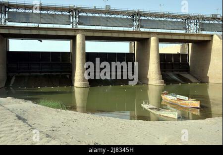 Hyderabad (Pakistan), 12 mai 2022. Vue de la partie sèche du fleuve Indus comme la diminution du niveau d'eau due à la pénurie aiguë d'eau qui indique des risques élevés de pénurie d'eau à l'avenir, à Hyderabad le jeudi 12 mai 2022. Banque D'Images